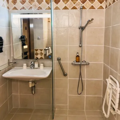 chambre pmr 05 salle de bain hotel ile rousse 2026 8