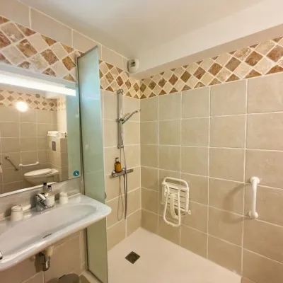 chambre pmr 05 salle de bain hotel ile rousse 2026 6