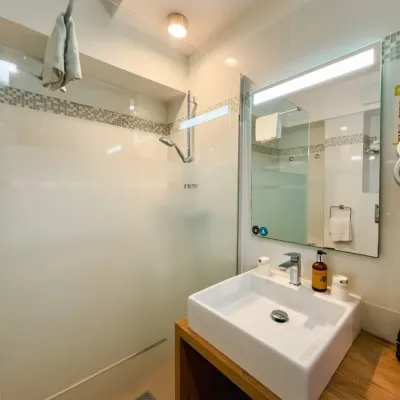 chambre standard 19 salle de bain hotel ile rousse 2026 2